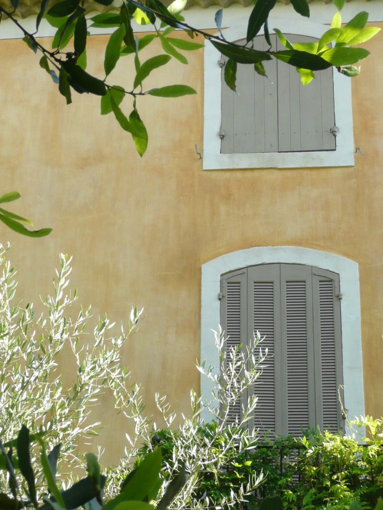Façade badigeon ocre à la chaux avec patine