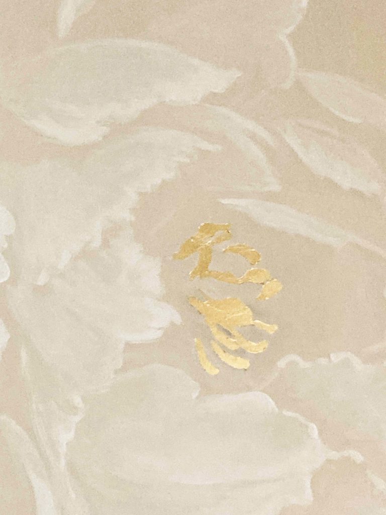 détail fleur peinte feuille d'or