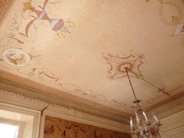 plafond peint décor ancien restauré