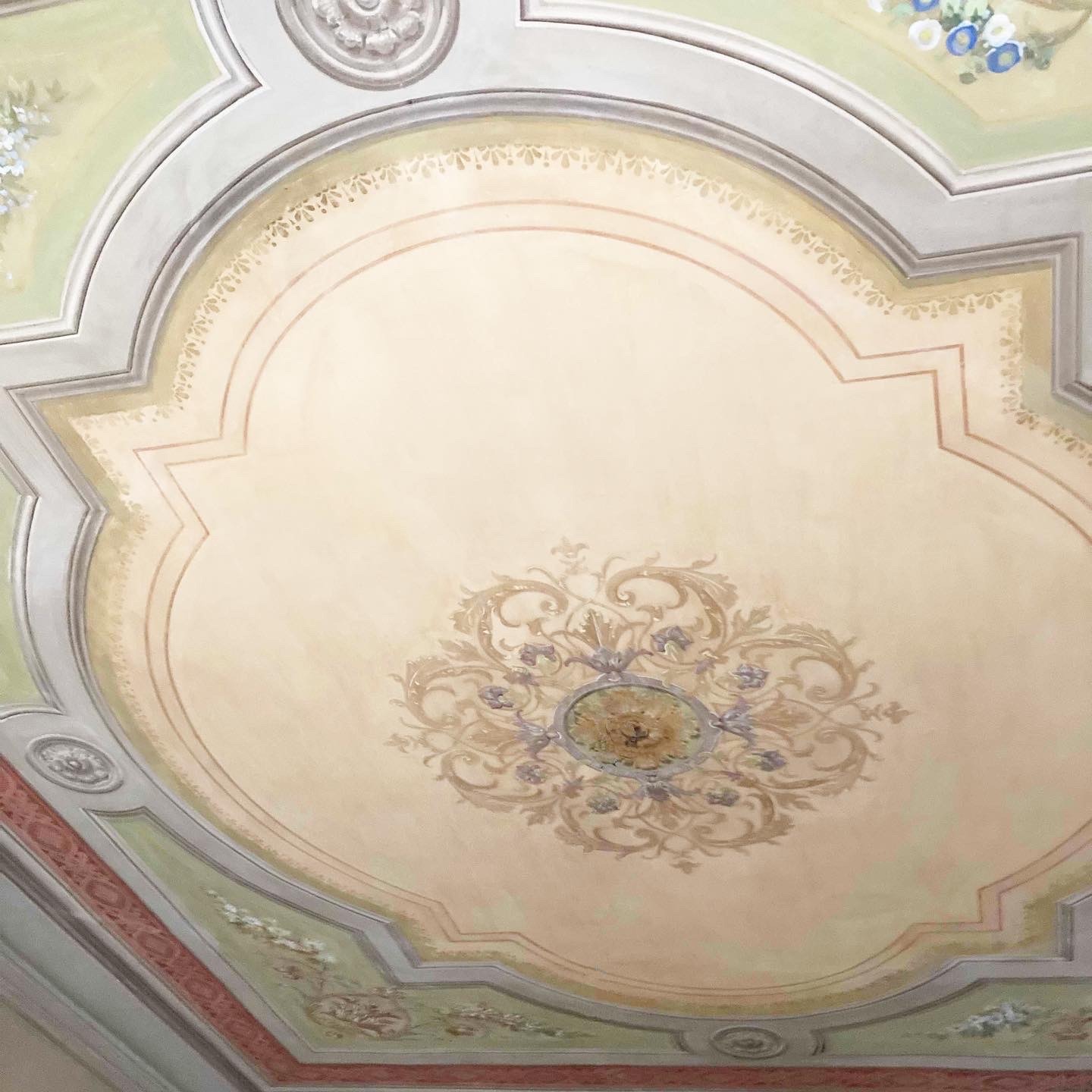 décor peint plafond restauré peintre décorateur