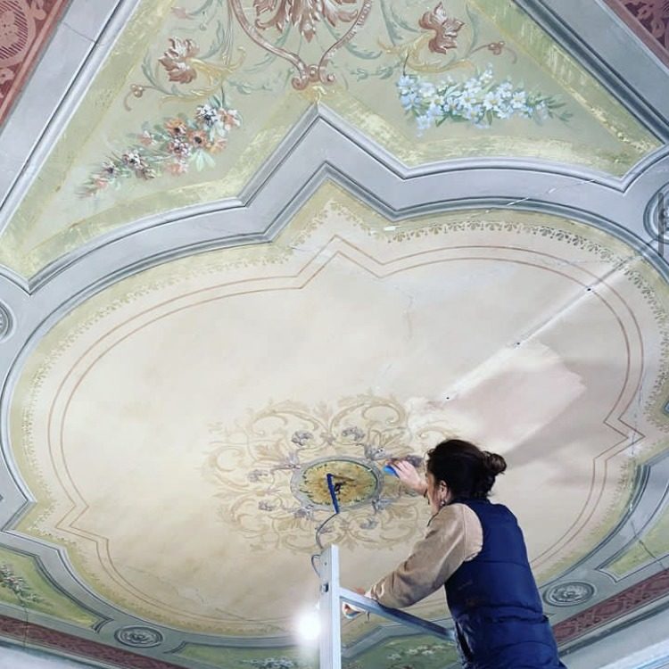 nettoyage décor peint plafond décoration murale salon