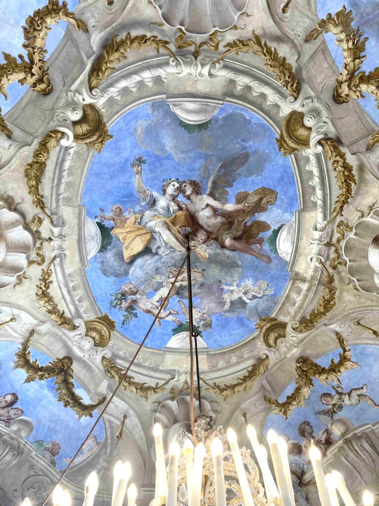 ciel peint et scène mythologique