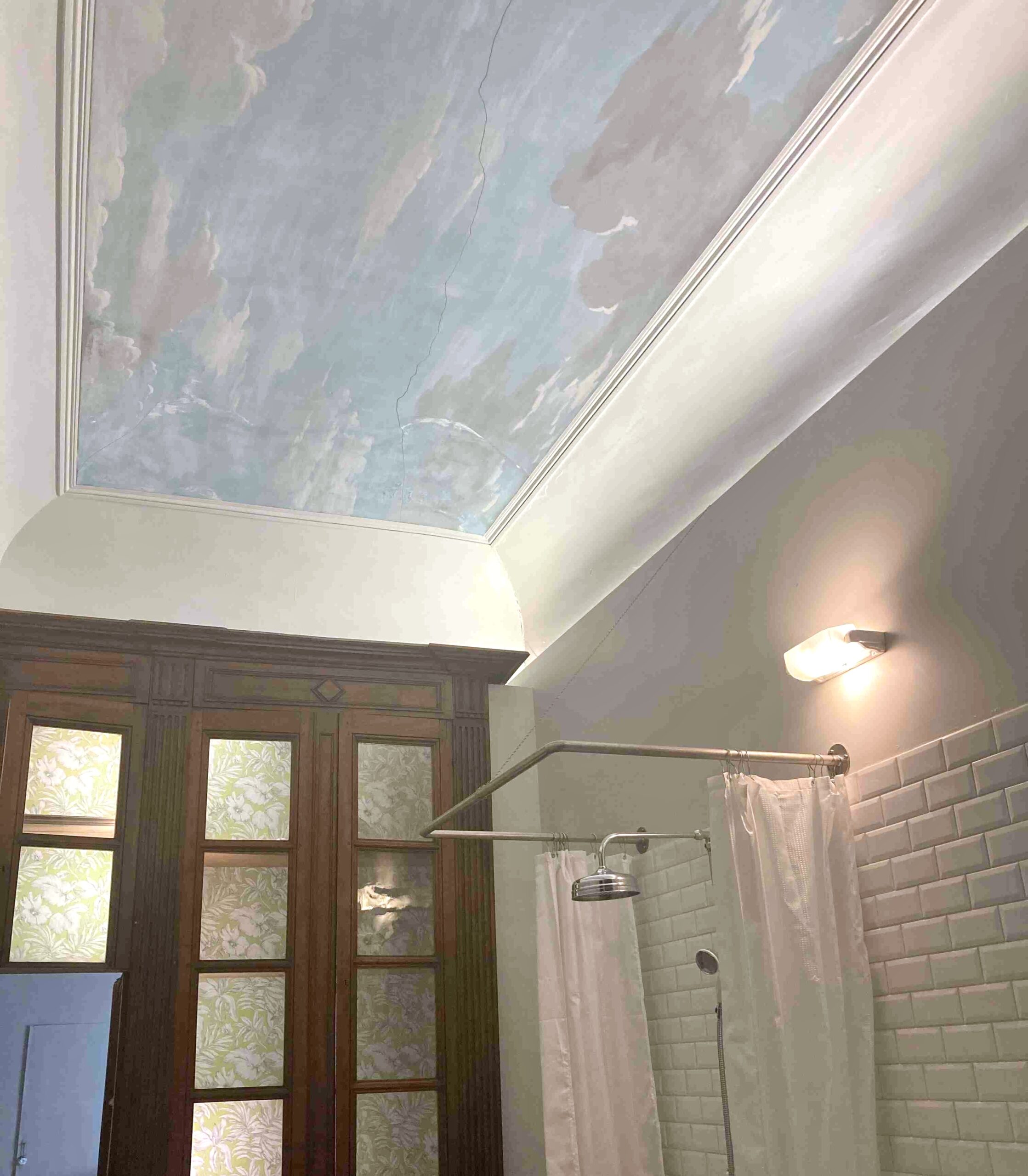 faux ciel simple dans salle de bain