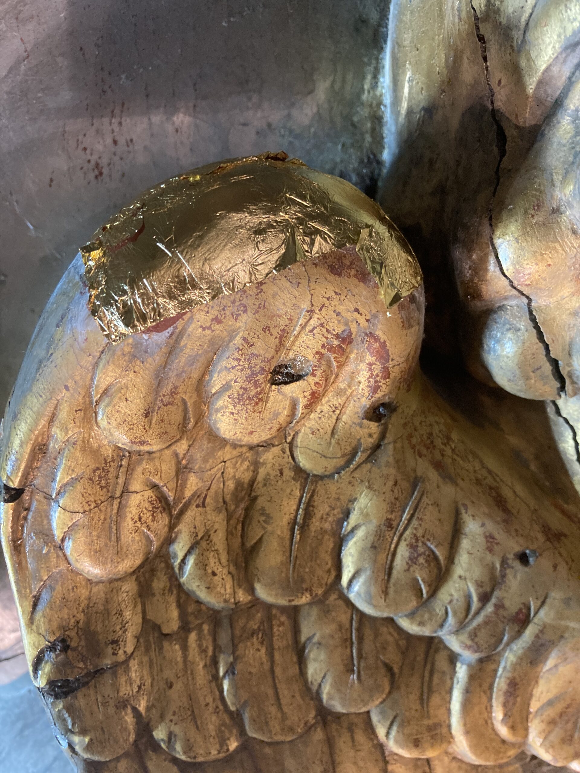 retouches or/ platine sur aile d'ange par peintre décorateur