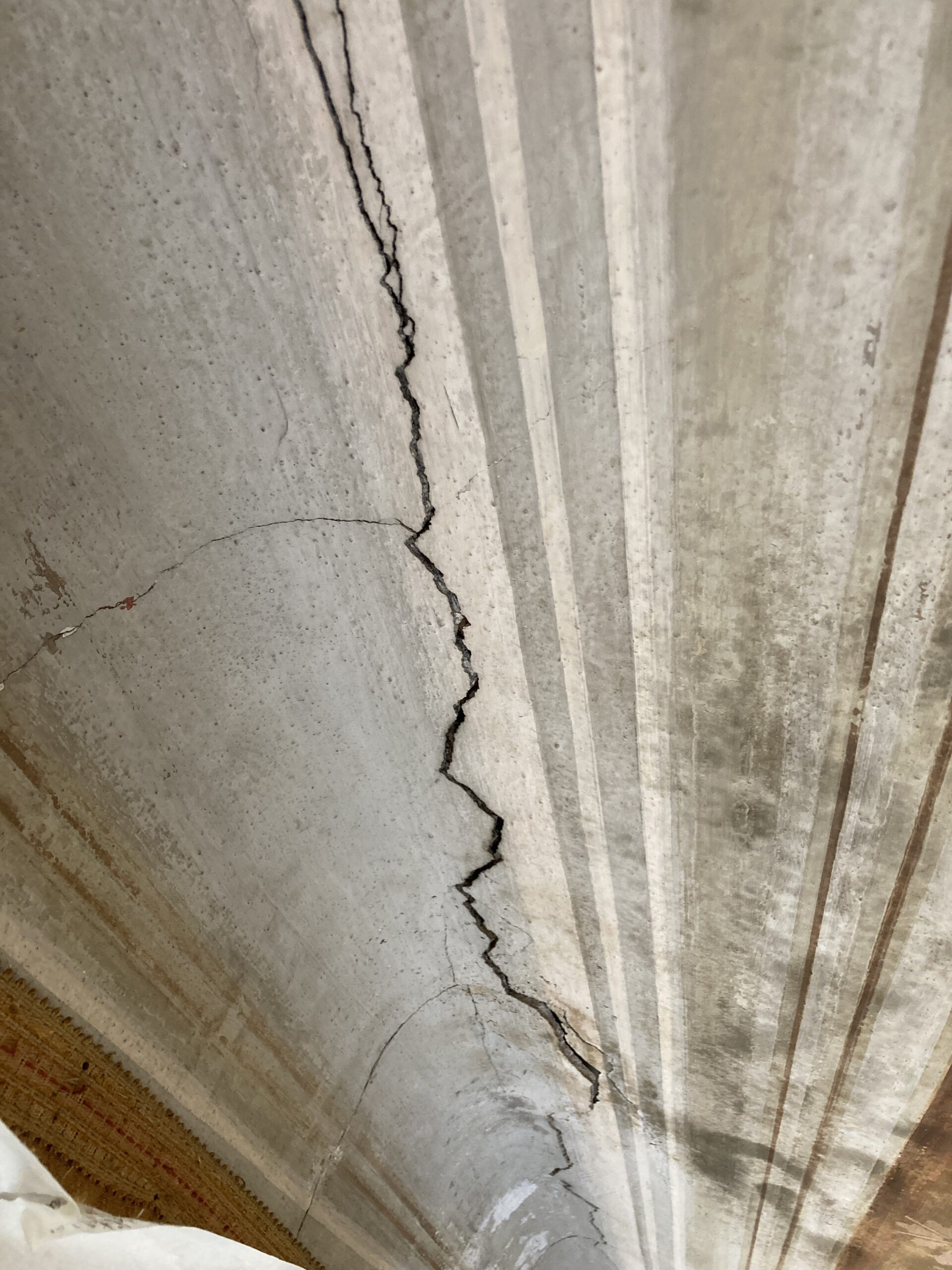 fissures plafond peint
